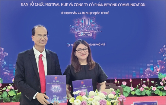Signing a five-year cooperation agreement between Hue Festival organizing committee and Beyond Communication company